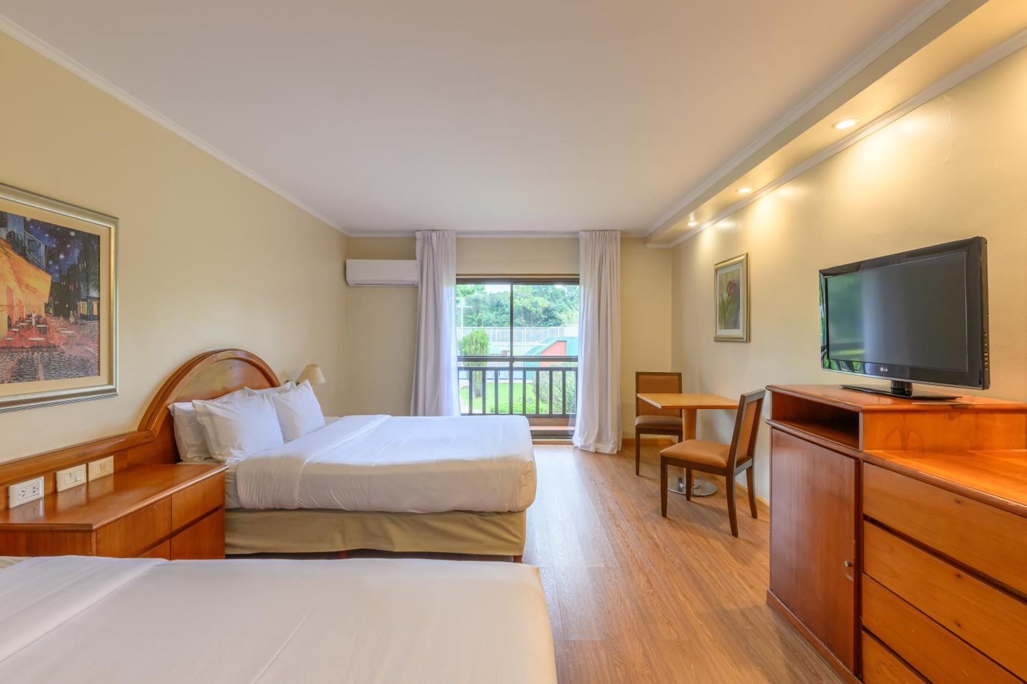 Exe Hotel Cataratas Puerto Iguazu Exterior photo A room at the hotel