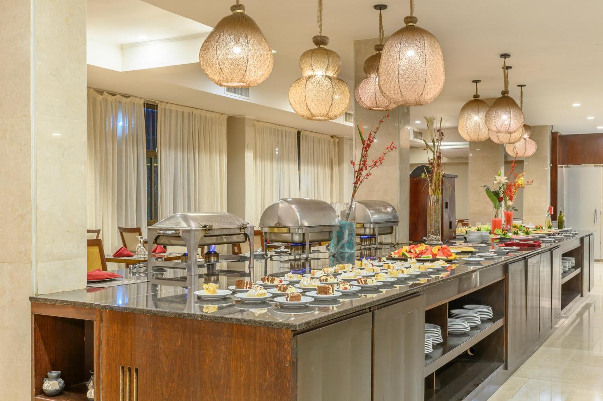 Exe Hotel Cataratas Puerto Iguazu Exterior photo The buffet at the hotel