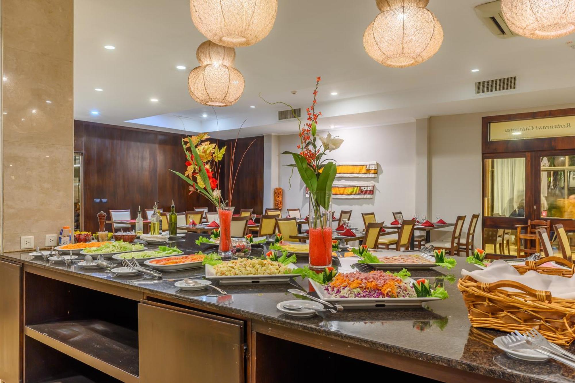 Exe Hotel Cataratas Puerto Iguazu Exterior photo The buffet at the hotel